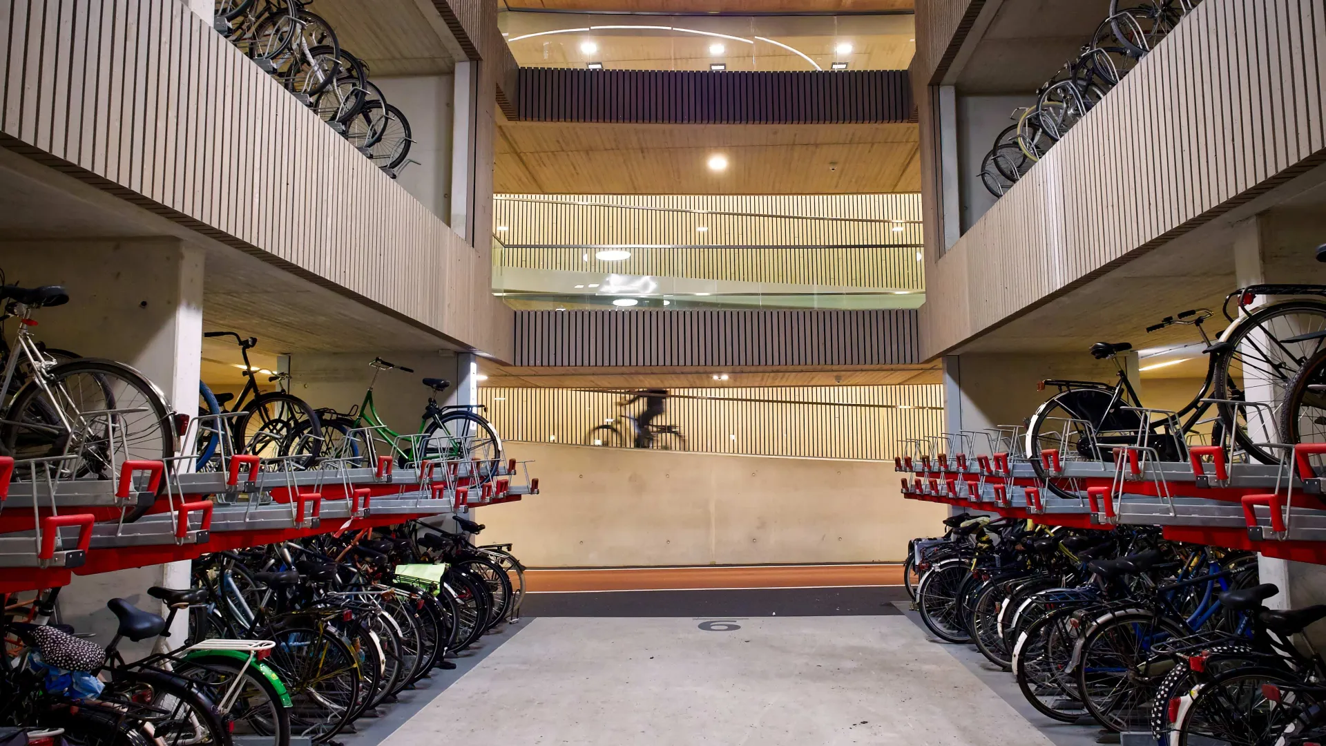 Sicher abgestellte Fahrräder in einem Parkhaus 